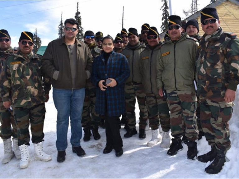 ‘విద్యా బాలన్ ఫైరింగ్ రేంజ్’… కాశ్మీర్ లో బాలీవుడ్ బ్యూటీ!