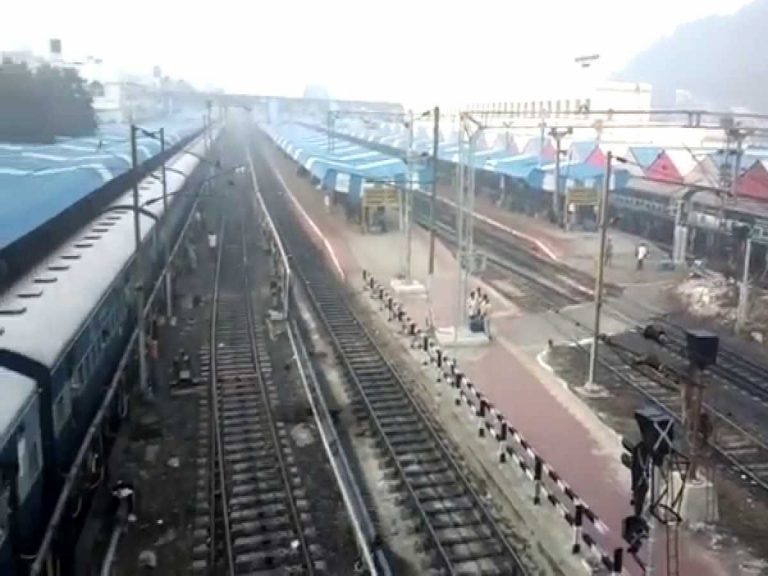 బెజవాడలో నేటి నుండి పట్టాలెక్కిన ప్యాసింజర్ రైళ్లు…