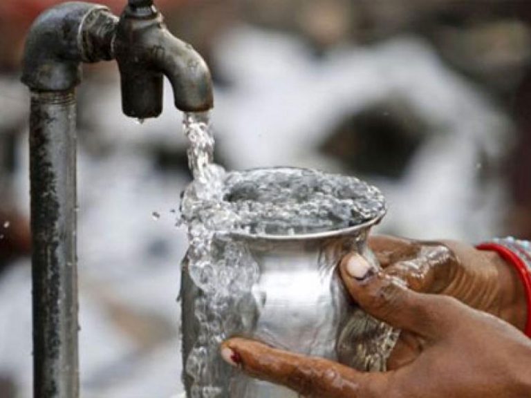 మంచినీళ్ల కుళాయి వద్ద ఘర్షణ.. కత్తులతో యుద్ధం!