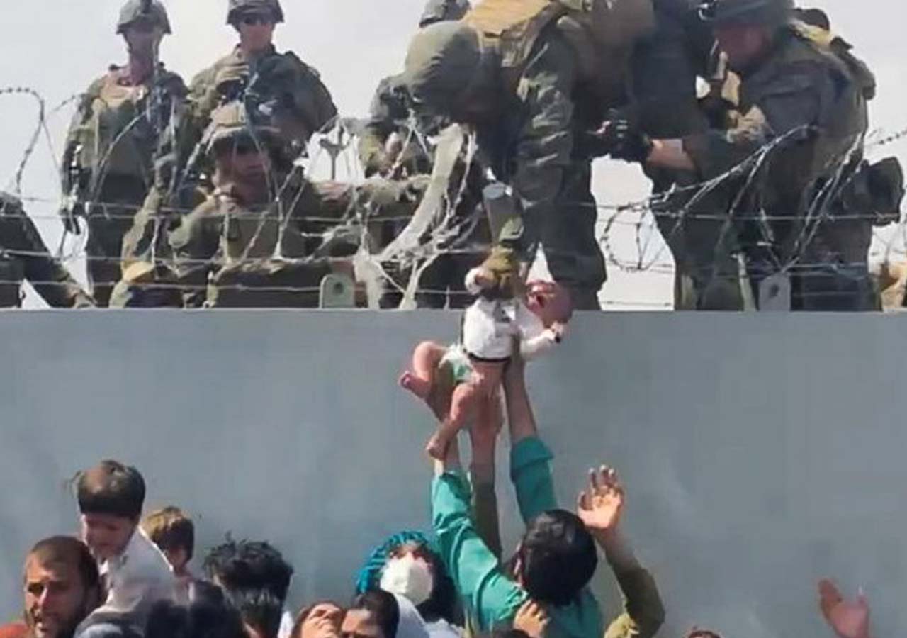 కాబూల్ ఎయిర్‌పోర్ట్‌లో హృదయ‌ విదారక దృశ్యం:  చిన్నారుల భవిష్యత్తు ప్ర‌శ్నార్ధ‌క‌మేనా…!!