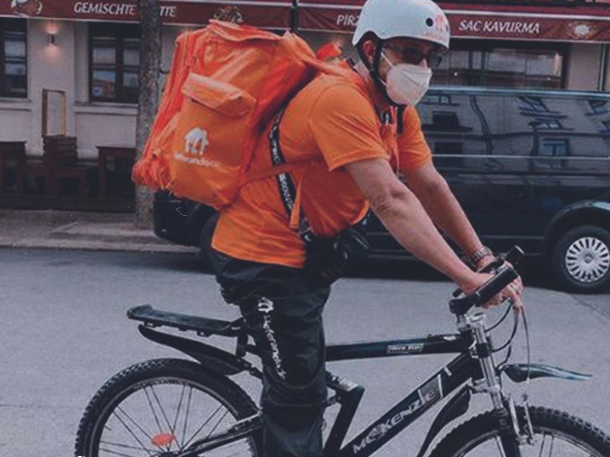 పిజ్జా డెలివరీ బాయ్‌గా మారిన ఆఫ్ఘ‌న్ మాజీ ఐటీ మంత్రి…