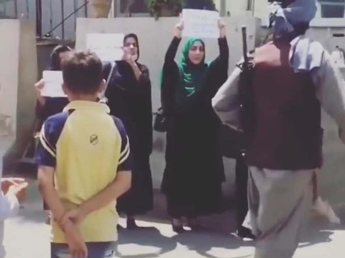 ప్రాణాల‌కు తెగించి ఆఫ్ఘ‌న్ మహిళ‌లు ఏం చేశారంటే…