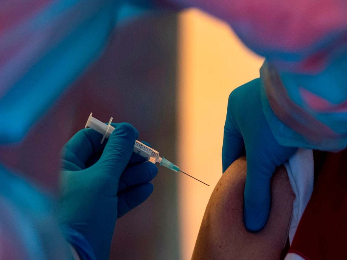 యాంటీ వ్యాక్స్ న‌ర్సు నిర్వాకం:  కోవిడ్ వ్యాక్సిన్‌కు బ‌దులుగా సెలైన్ ద్రావ‌ణం…