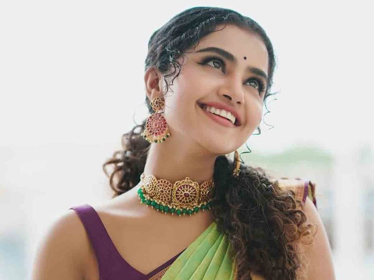 అనుపమ చీరకట్టు హొయలు.. ఆపై సొగసుల నవ్వులు