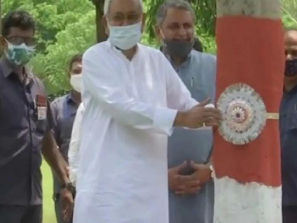 బీహార్‌లో విచిత్రం: చెట్టుకు రాఖీ క‌ట్టిన సీఎం… ఎందుకంటే…