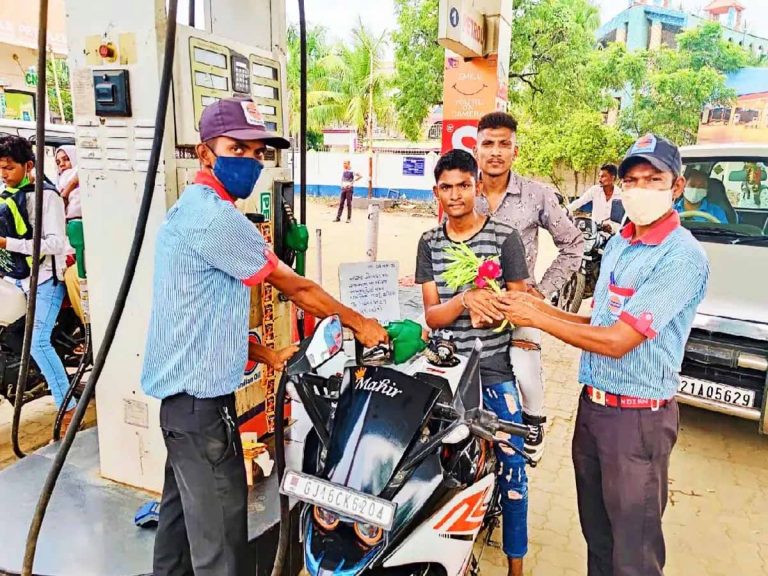 మీ పేరులో నీర‌జ్ ఉంటే… పెట్రోల్ ఫ్రీ…