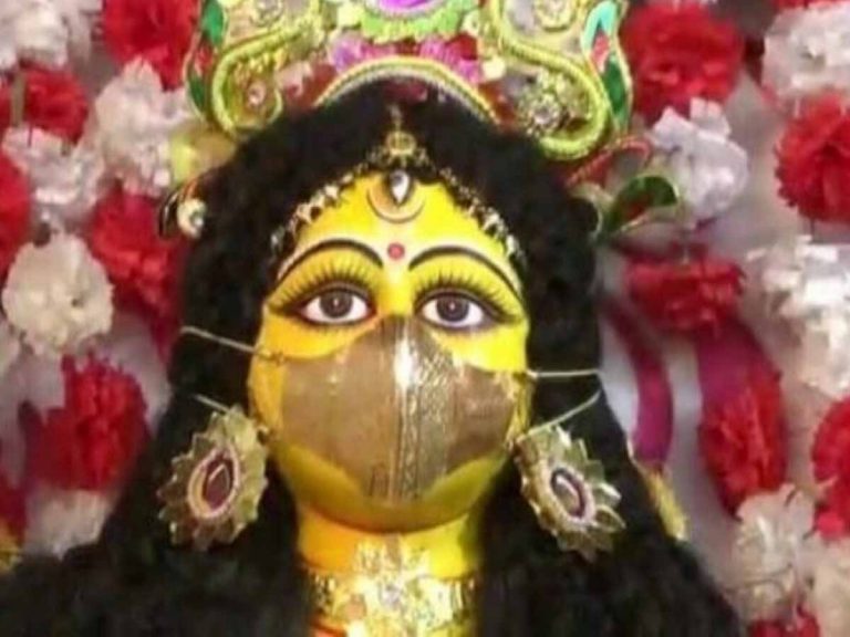 క‌రోనా ఎఫెక్ట్‌:  దుర్గాదేవికి మాస్క్‌… చేతిలో శానిటైజ‌ర్‌…