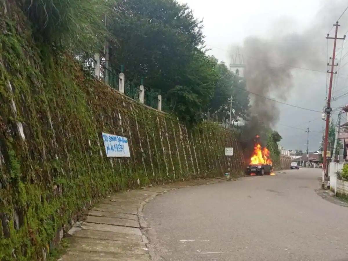 సీఎం ఇంటిపై బాంబు దాడి… క‌ర్ఫ్యూ విధింపు…ఇంటర్నెట్ నిలిపివేత‌…