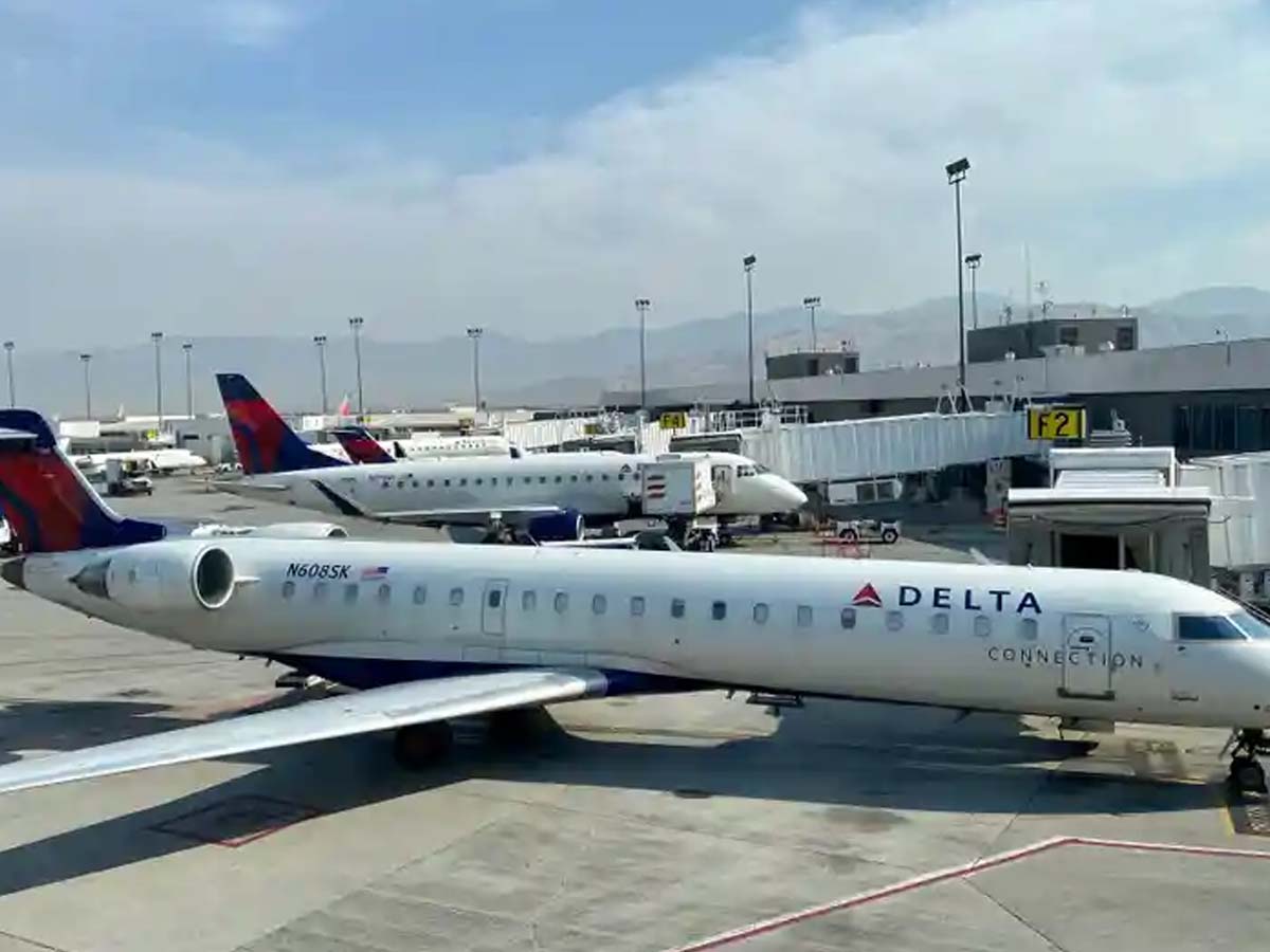 వ్యాక్సిన్ తీసుకోకుంటే జీతం కట్‌… ఎయిర్‌లైన్స్ సంస్థ కీలక ప్ర‌క‌ట‌న‌…