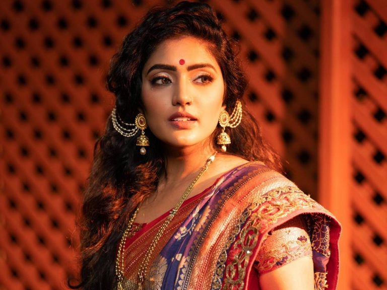 బనారసీ శారీలో ఇషా క్లాసిక్ లుక్