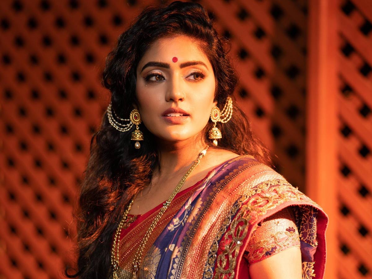 బనారసీ శారీలో ఇషా క్లాసిక్ లుక్