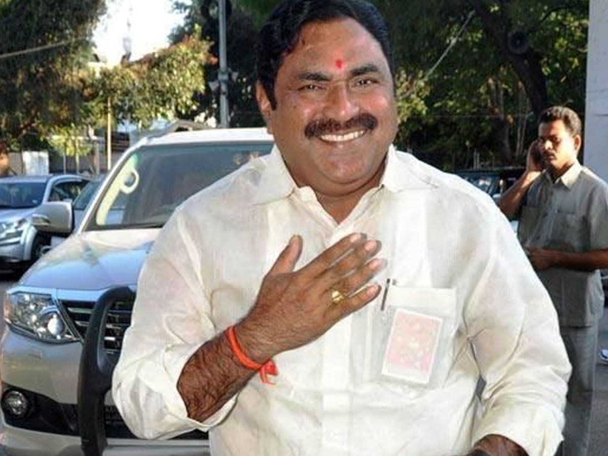 మంత్రి ఎర్రబెల్లికి తప్పిన ముప్పు.. కారు పూర్తిగా ధ్వంసం..!