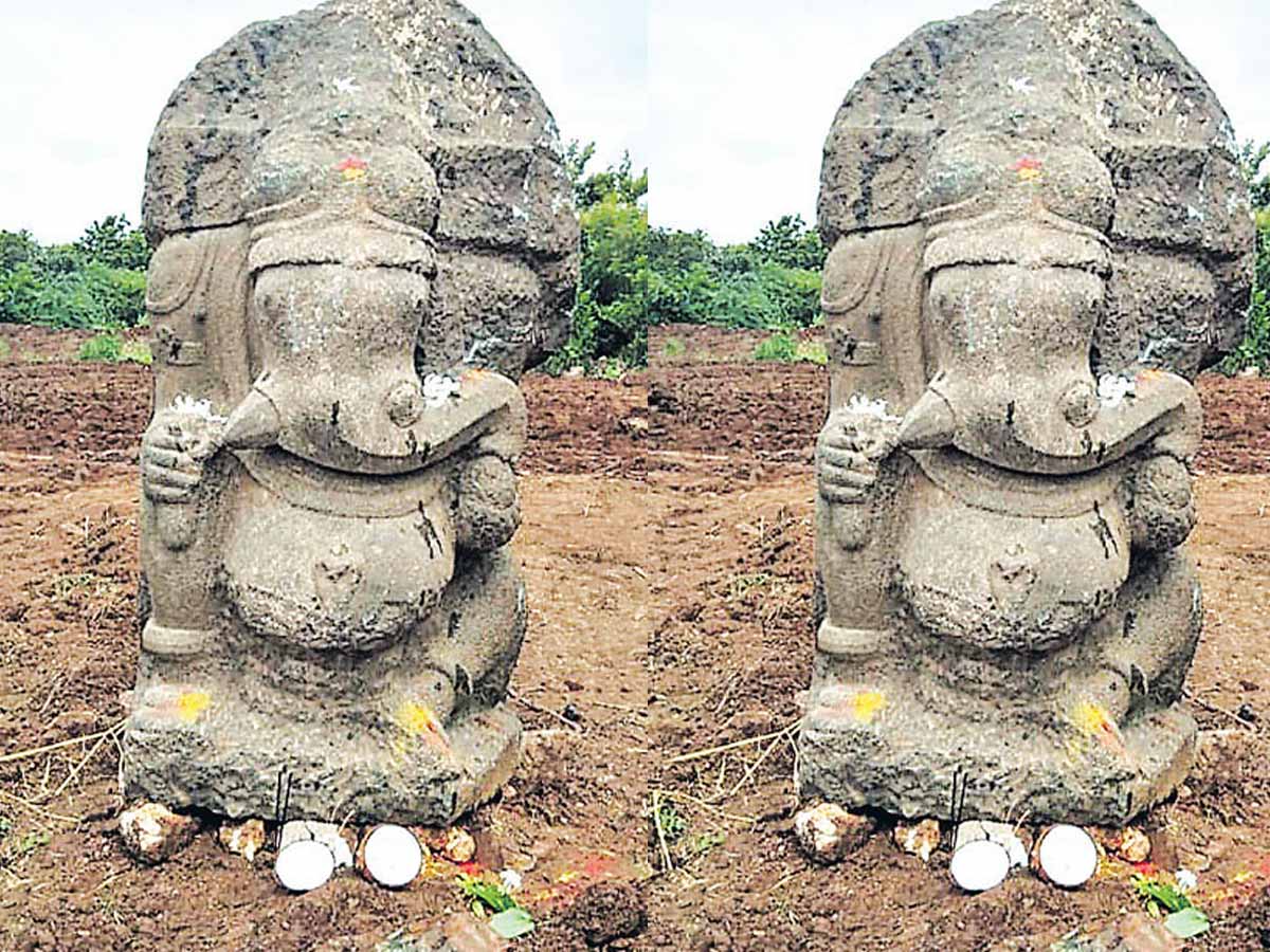 పోలంలో భారీ వినాయకుడు…