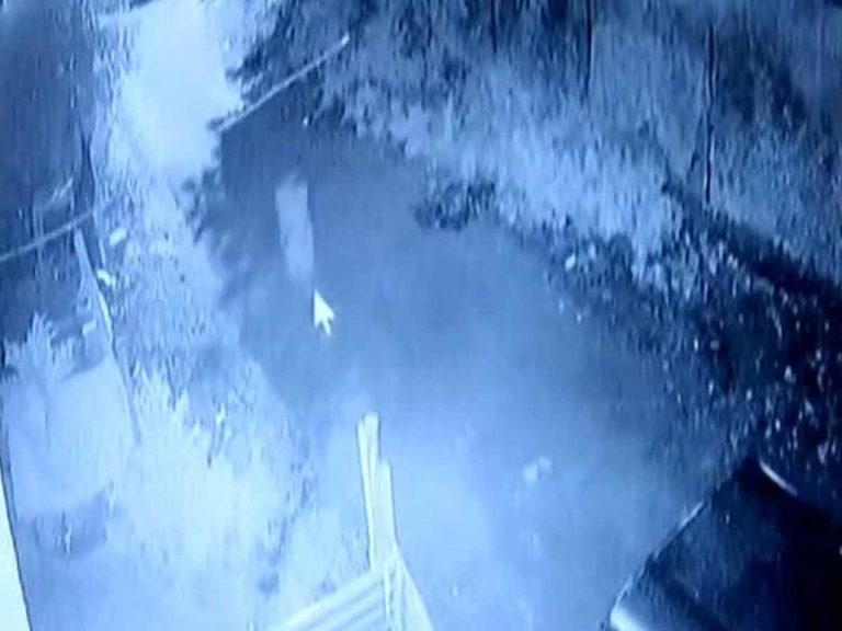 వైర‌ల్‌: ఉన్నట్టుండి కదిలిన వింత ఆకారం… దెయ్యమే అంటోన్న స్థానికులు…