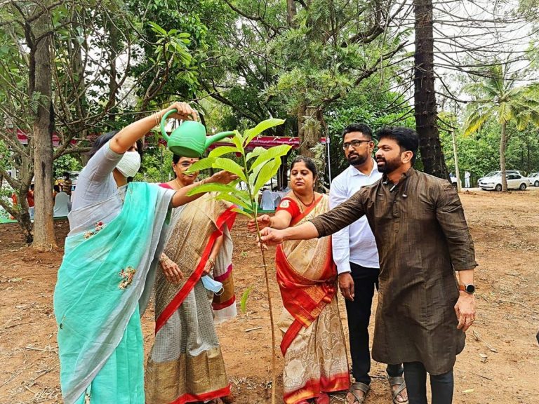 గ్రీన్ ఇండియా ఛాలెంజ్: మొక్కలు నాటిన ఉపరాష్ట్రపతి సతీమణి