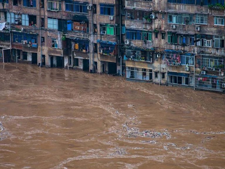 భారీ వ‌ర్షాల‌తో చైనా క‌కావిక‌లం…21 మంది మృతి…