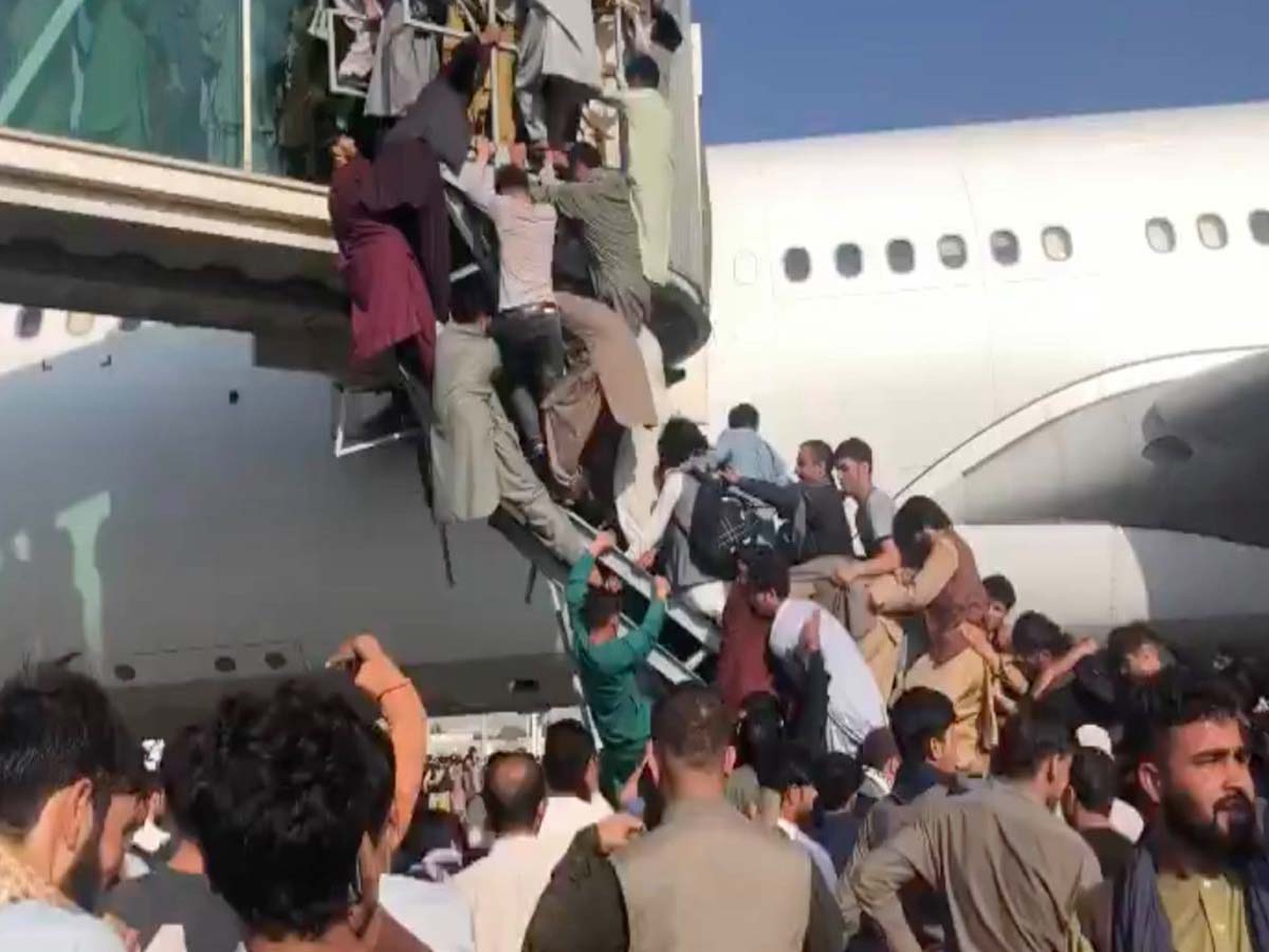 ఎయిర్‌లిఫ్ట్‌: ఆర్మీ కాల్పులు… ఎయిర్‌పోర్ట్‌లో హైటెన్ష‌న్‌.