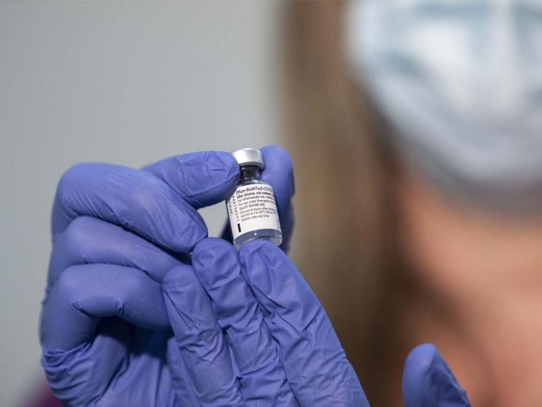 ఇరాన్‌లో వ్యాక్సిన్ సంక్షోభం… బ్లాక్‌లో భారీ ధ‌ర‌ల‌కు…