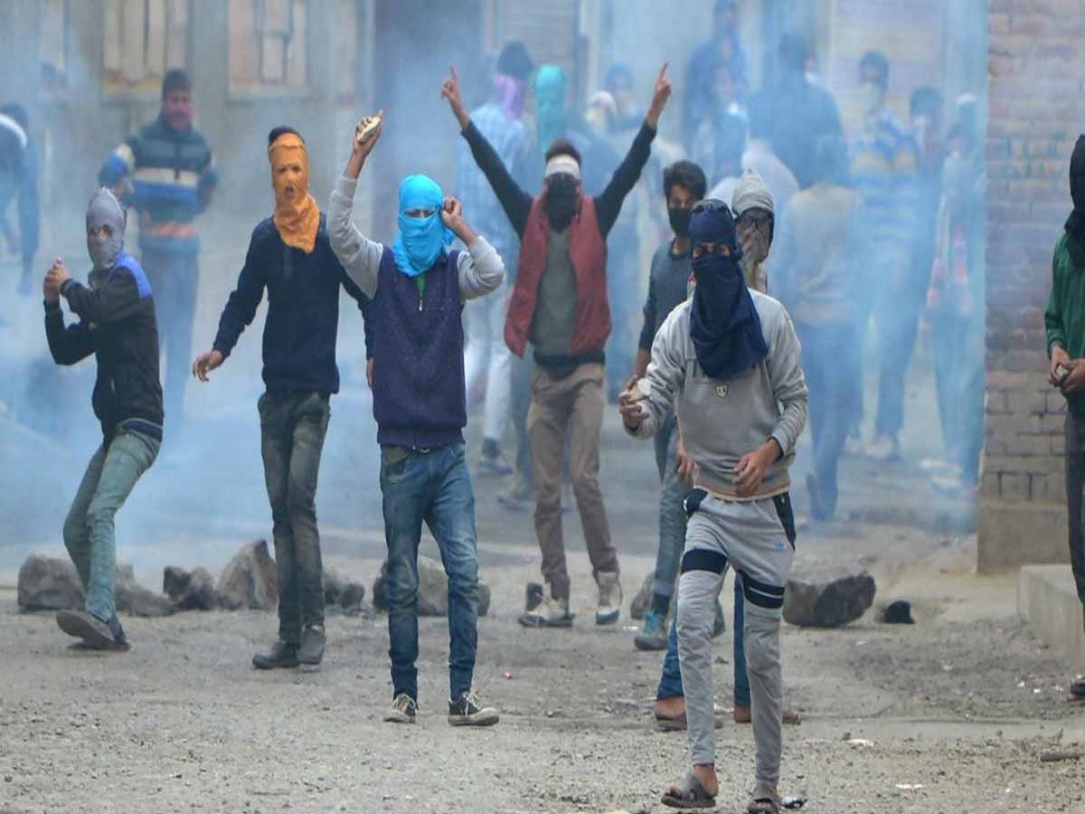 పోలీసుశాఖ కీల‌క నిర్ణ‌యం:  రాళ్లు రువ్వితే ఉద్యోగాల‌కు అన‌ర్హులు…