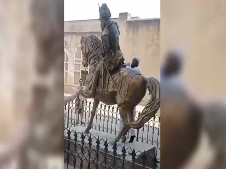 లాహోర్ పోర్టులో దారుణం: మహారాజా రంజిత్ సింగ్ విగ్రహం కూల్చివేత‌…