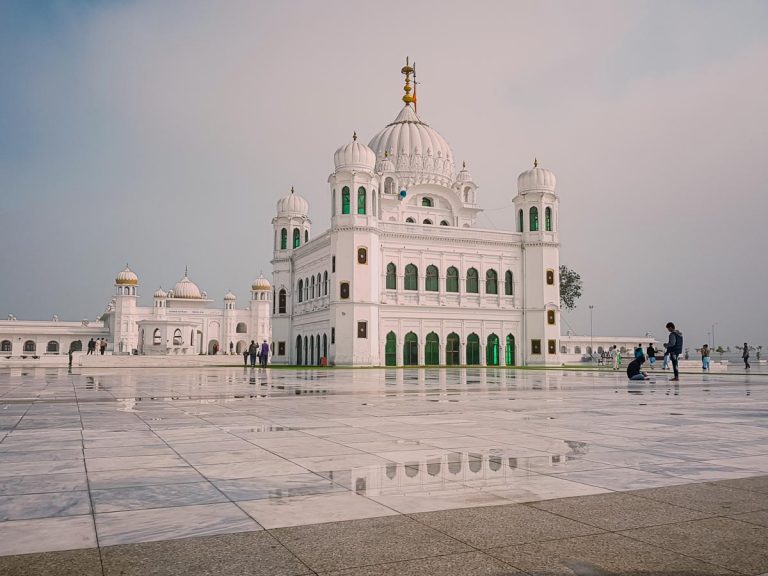 పాక్ కీల‌క నిర్ణ‌యం:  రెండు డోసుల వ్యాక్సిన్ తీసుకున్న‌వారికే అనుమ‌తి…