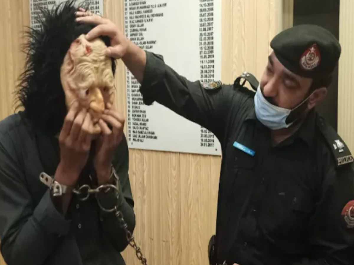 మాస్క్ పెట్టుకున్నా… అతడిని అరెస్ట్ చేశారు… ఎందుకంటే…