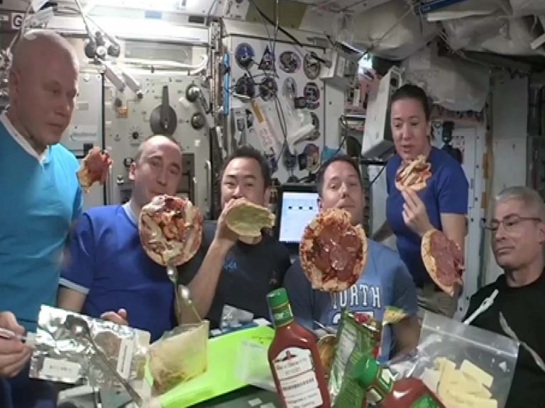 వైర‌ల్‌: అంతరిక్షంలో పిజ్జా పార్టీ…