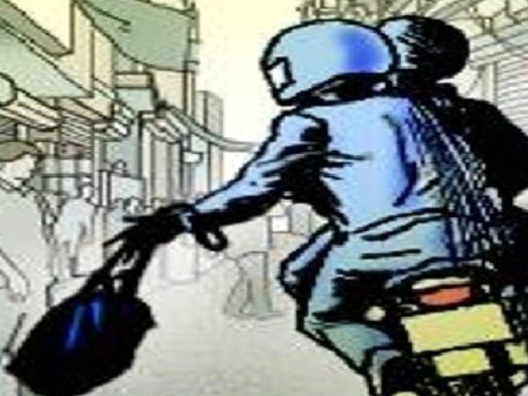 కూకట్‌పల్లిలో పట్టపగలే దారి దోపిడీ