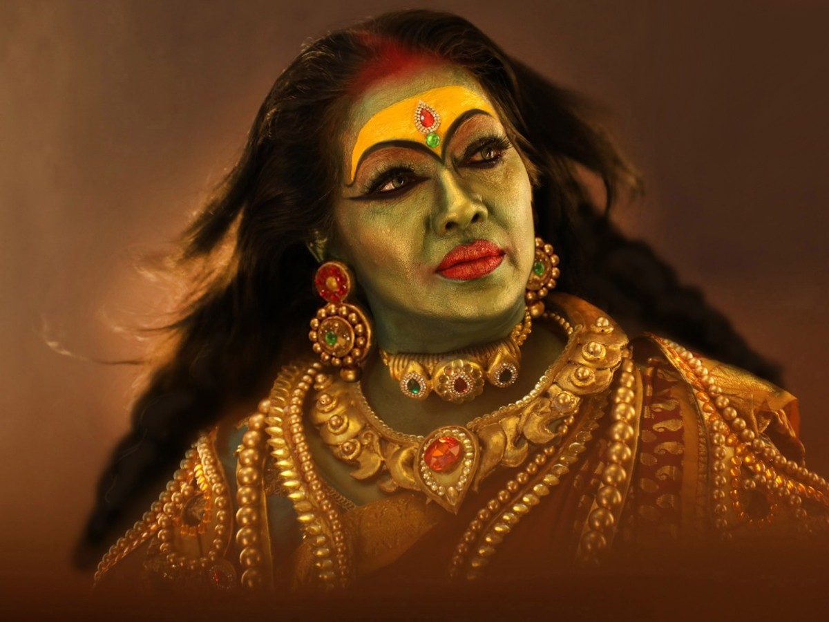 ఆషాఢ మాసంలో అమ్మవారిగా అలనాటి నటి రేఖ!