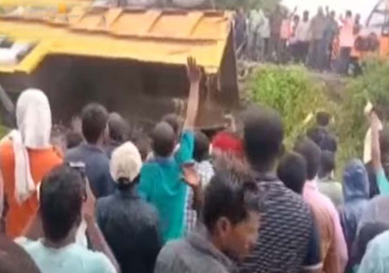 మ‌హారాష్ట్ర‌లో ఘోర‌రోడ్డు ప్ర‌మాదం: 13 మంది మృతి…