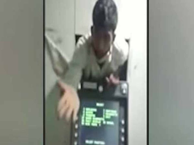 చోరీకి వ‌చ్చి… ఏటీఎం లో ఇలా ఇరుక్కుపోయాడు…