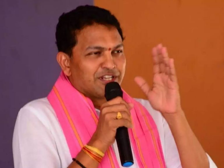 రేవంత్‌రెడ్డి రోడ్డుపై తిరగగలడా..?