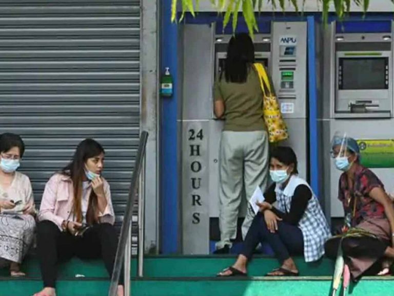 దేశంలో తీవ్ర‌మైన ఆర్ధిక సంక్షోభం… న‌గ‌దు కోసం భారీ క్యూలు..