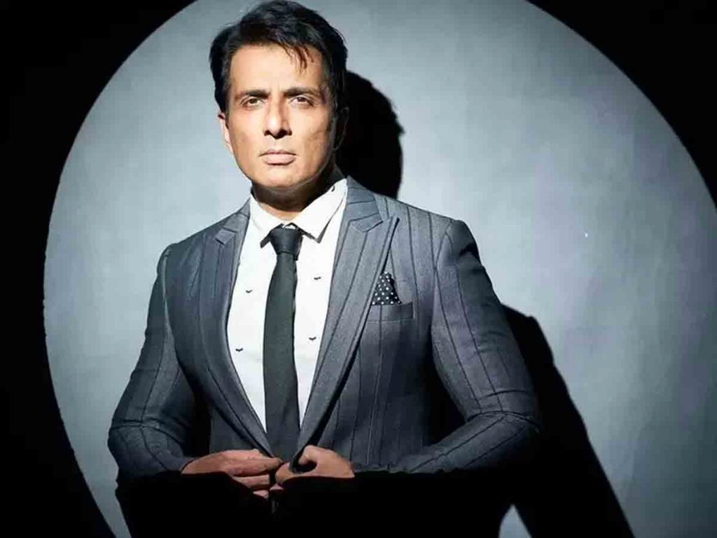 Sonu Sood surprises Srinagar street hawker