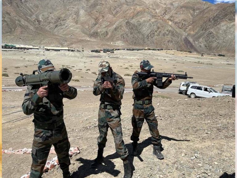 భార‌త సైనికుల చేతికి అత్యాధునిక ఆయుధాలు…