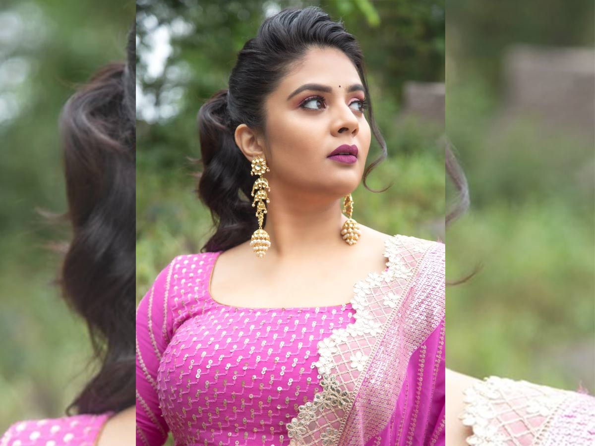 కృష్ణాష్టమి విషెష్ తో.. పింక్‌ లెహంగాలో శ్రీముఖి