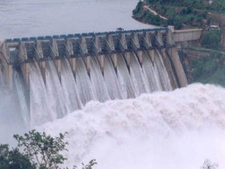 భారీ వర్షాలు : శ్రీశైలం జలాశయానికి కొనసాగుతున్న వరద…