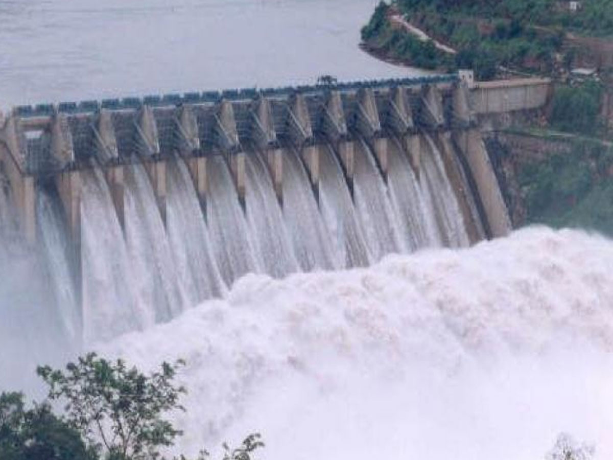 భారీ వర్షాలు : శ్రీశైలం జలాశయానికి కొనసాగుతున్న వరద…