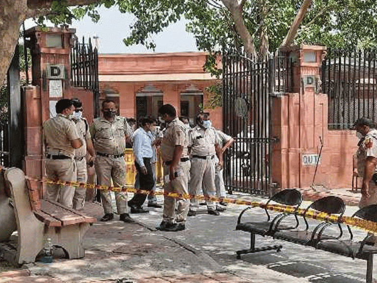 సుప్రీంకోర్టు ద‌గ్గ‌ర క‌ల‌క‌లం.. ఓ జంట ఆత్మ‌హ‌త్యాయ‌త్నం..