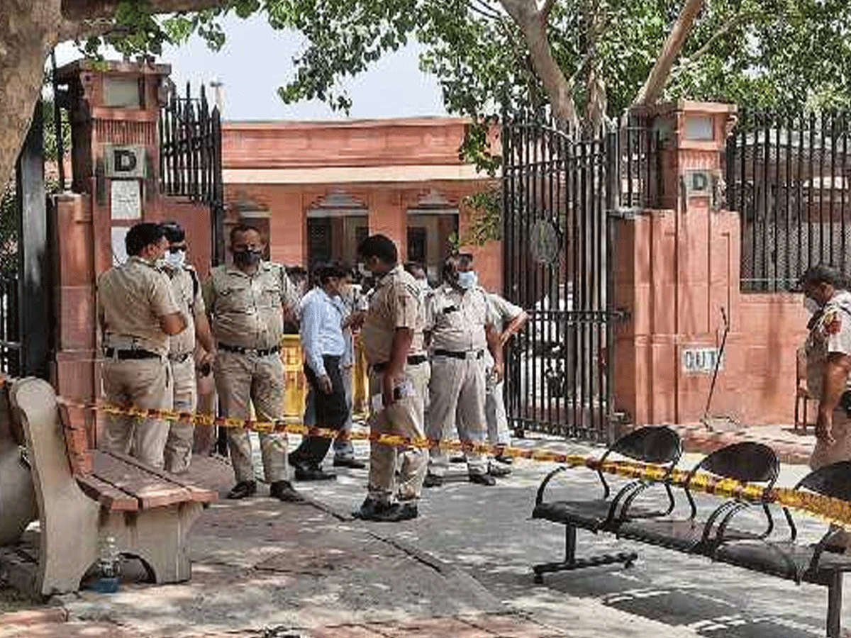 సుప్రీంకోర్టు ద‌గ్గ‌ర క‌ల‌క‌లం.. ఓ జంట ఆత్మ‌హ‌త్యాయ‌త్నం..