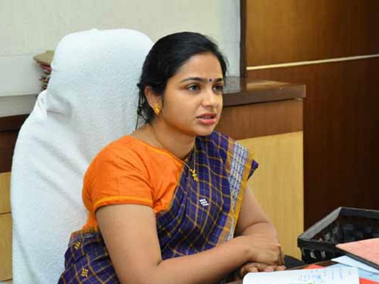 ఉన్నత చదవుల కోసం అమెరికాకు హైదరాబాద్‌ కలెక్టర్..! రేపే రిలీవ్..