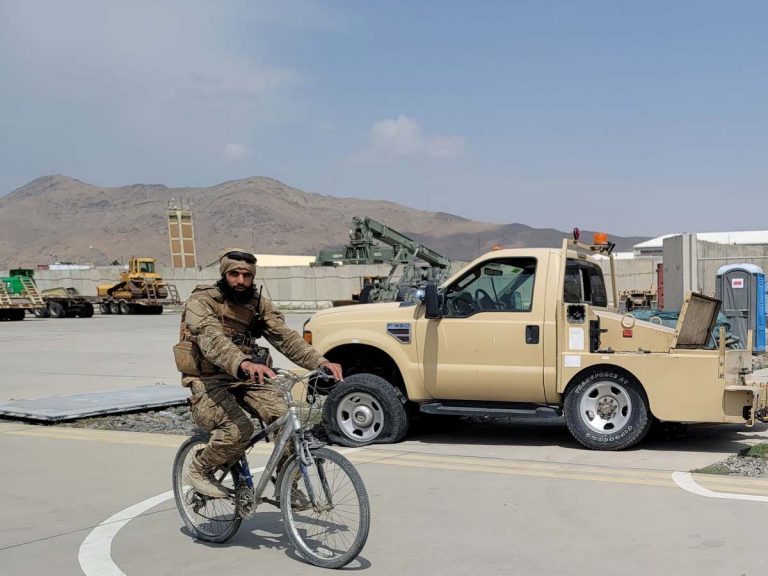 ఎయిర్‌పోర్ట్‌లో విమానాలకు బదులు సైకిళ్లు…