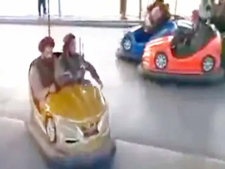 ప్ర‌జ‌లు పారిపోతుంటే… పార్కుల్లో ఎంజాయ్ చేస్తున్న తాలిబ‌న్లు…