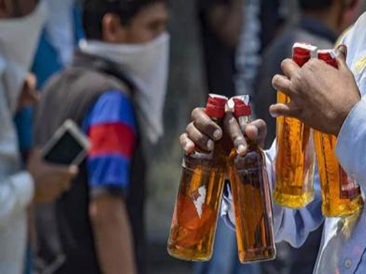 తెలంగాణలో ఊపందుకున్న మద్యం అమ్మకాలు