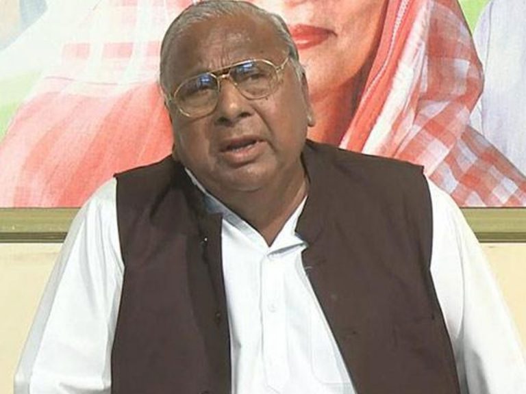 గాంధీ కుటుంబంపై కక్షతోనే రాజీవ్‌ పేరు తొలగింపు..!