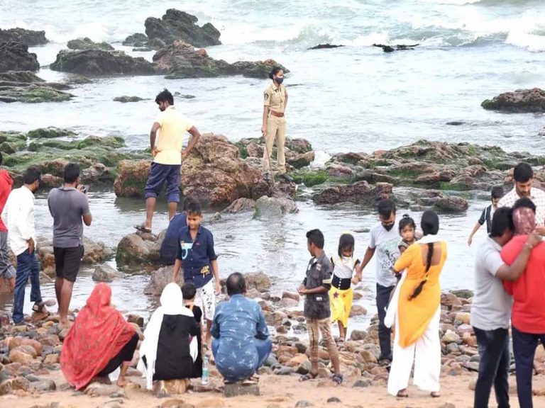 విశాఖ పోలీసుల కీల‌క నిర్ణ‌యం:  సాయంత్రం 5 త‌రువాత బీచ్‌లో క‌నిపిస్తే…
