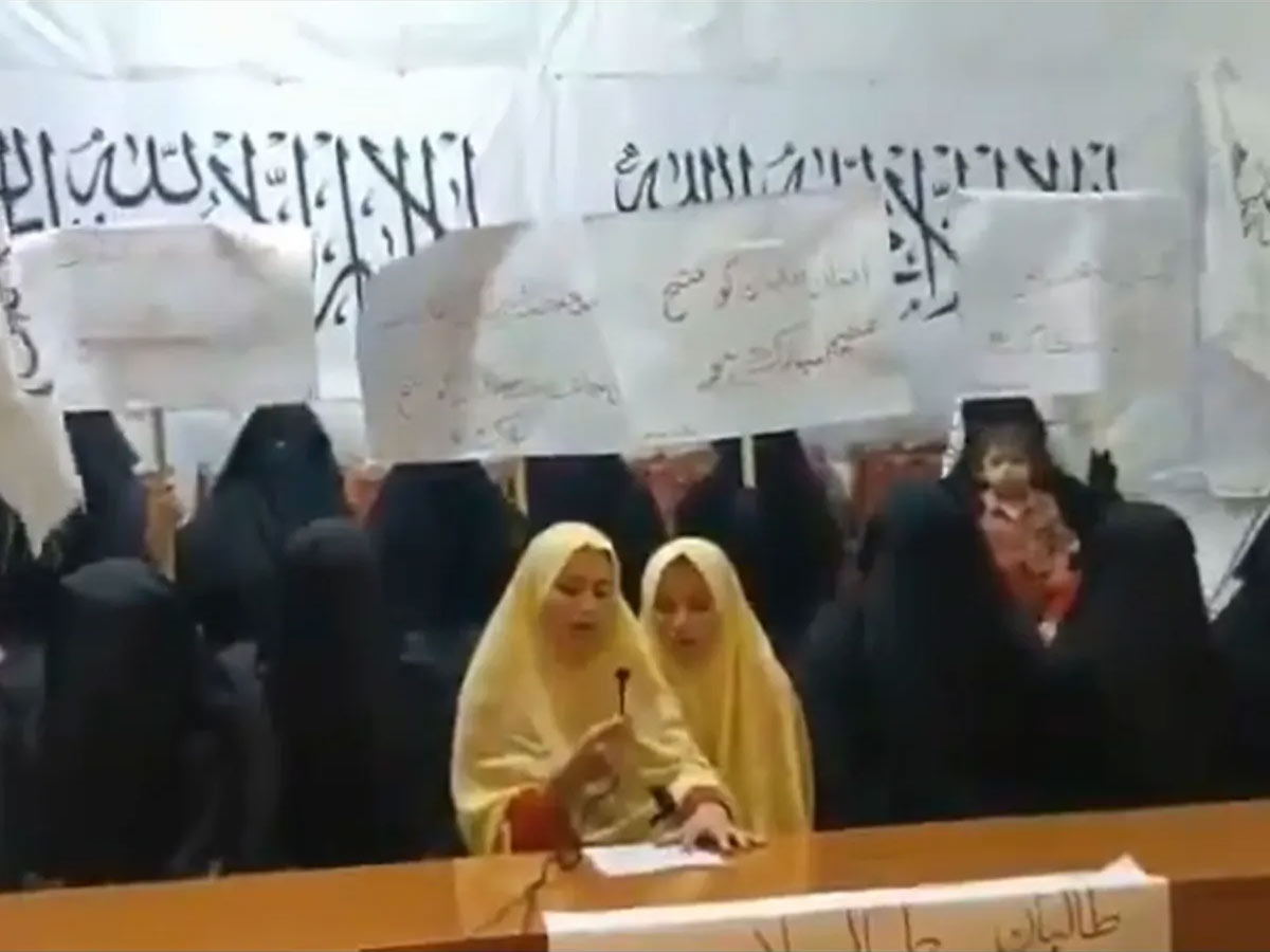 తాలిబన్ల కోసం పాక్‌ విద్యార్థినుల పాటలు !