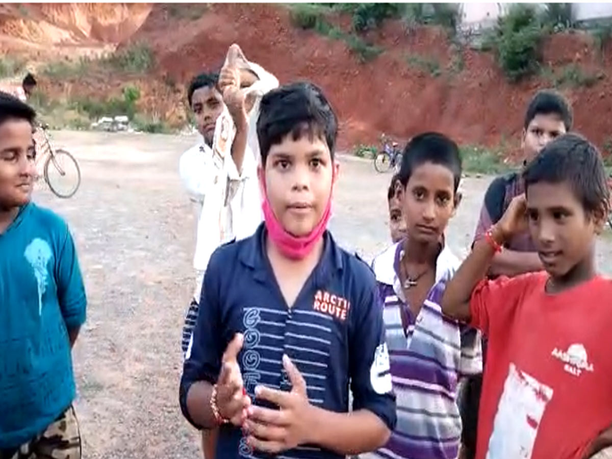 ఆట స్థలంలో కోల్డ్ స్టోరేజ్… కలెక్టర్ కు చిన్నారుల విజ్ఙప్తి