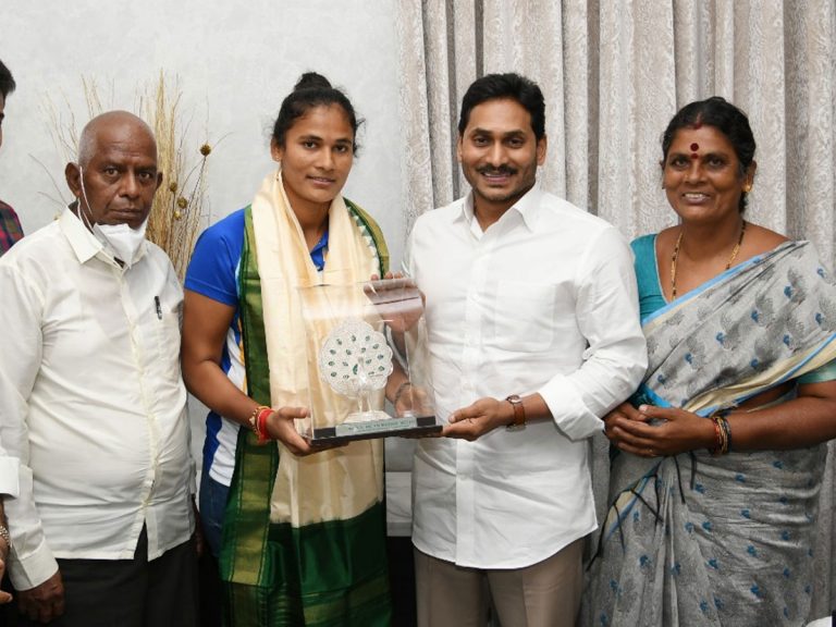 హాకీ ప్లేయర్‌ రజనీకి ఏపీ ప్రభుత్వం నగదు ప్రోత్సాహకం…