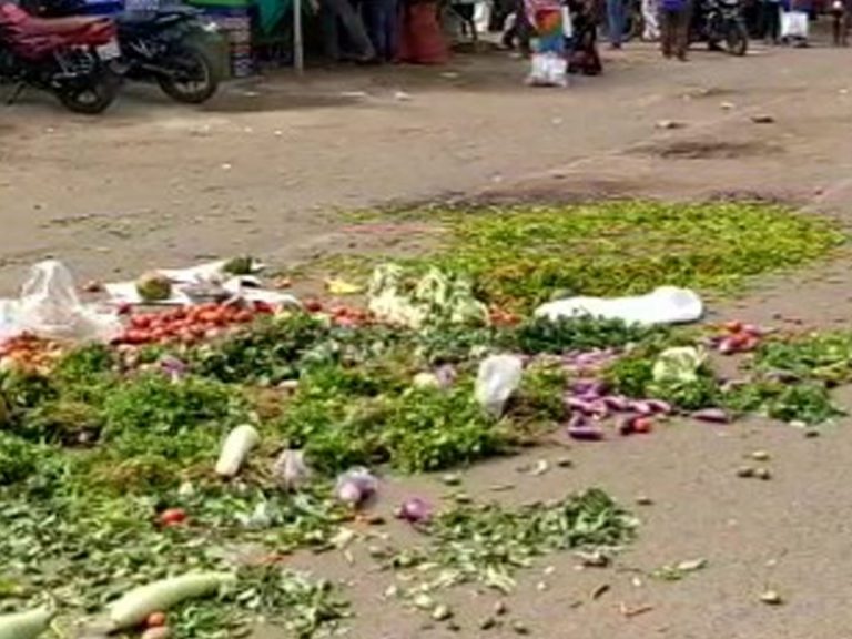 గిట్టుబాటు ధరలేక కాయగూరలు రోడ్డుపై పారబోసిన ఏపీ రైతులు